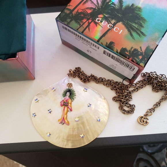 Gucci Mother of Pearl Kimono Shell Statement Necklace - Picture 11 of 12